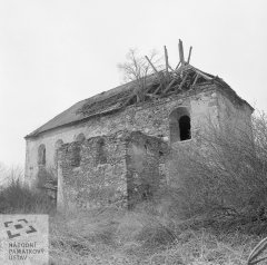 chátrající kostel