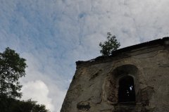 pohled na rozpadávající se stěnu