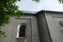 rozbité okno na levé straně presbytáře