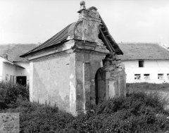 kaple poškozená vojenským tahačem