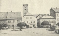 pohled na náměstí s kostelem po požáru