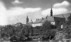dobová pohlednice města s kostelem