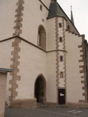 pohled zepředu zprava - vchod do kostela