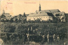 dobová pohlednice města s kostelem (v pozadí vlevo)