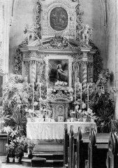 starší foto interiéru kostela - oltář sv. Kříže v pašijovém týdnu