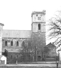 kostel provizorně zastřešený po požáru