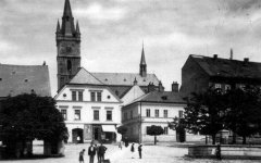 náměstí s kostelní věží v pozadí