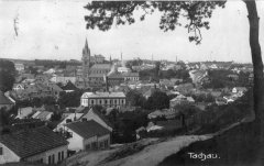 dobová pohlednice města s kostelem