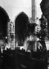 starší foto interiéru kostela - pohled na kazatelnu, Andělský oltář a sochu sv. Prokopa