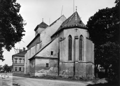 kostel s provizorně zastřešenou věží