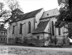 kostel s provizorně zastřešenou věží