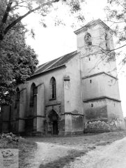 kostel s provizorně zastřešenou věží