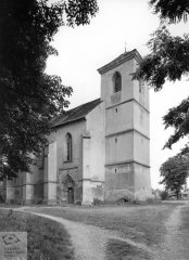 kostel s provizorně zastřešenou věží