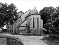 kostel s provizorně zastřešenou věží