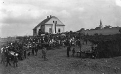 starší foto kostela (v pozadí)