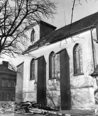 trosky krovu věže zničeného vichřicí