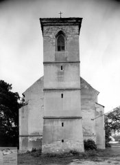 kostel s provizorně zastřešenou věží