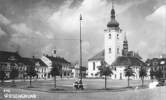 dobová pohlednice města s kostelem