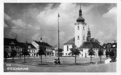 dobová pohlednice města s kostelem