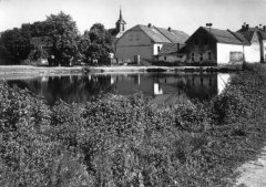 kostel na dobové pohlednici (v pozadí)