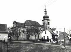 náves s kostelem