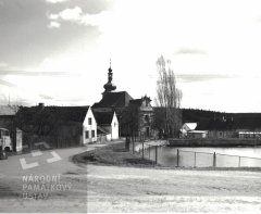 náves s kostelem