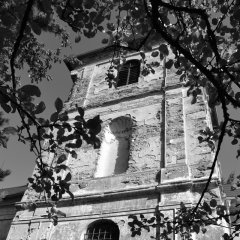 poškozená věž kostela