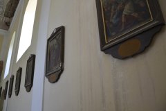pohled do interiéru - křížová cesta na stěně