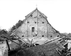 interiér kostela po zřícení krovu