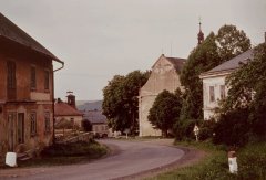 starší foto kostela - pohled zepředu zprava
