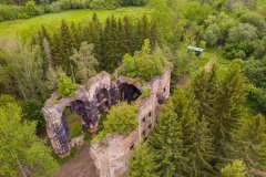pohled z dronu na kostel