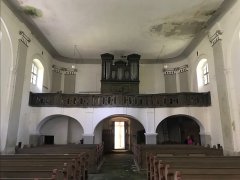 poškozený strop lodi kostela