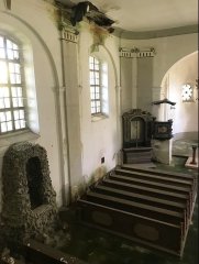 poškozený strop lodi kostela