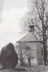 Goetheho památník s kaplí v pozadí