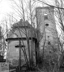 věž kostela a márnice