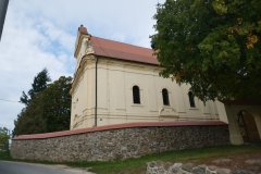 opravená část ohradní zdi