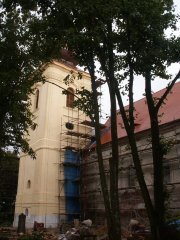 pohled na levou stěnu s věží