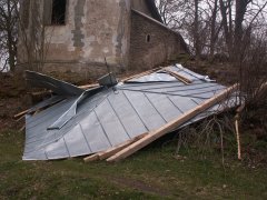 spadlá provizorní střecha věže