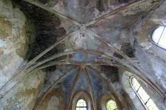 pohled do interiéru - klenba presbytáře