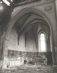 zdevastovaný interiér kostela