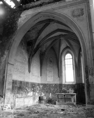 zdevastovaný interiér kostela - presbytář