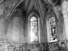 presbytář kostela po spadnutí střechy