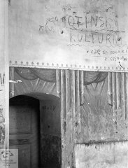 zdevastovaný interiér kostela