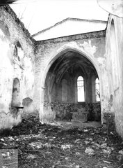 interiér kostela s propadlým stropem - presbytář