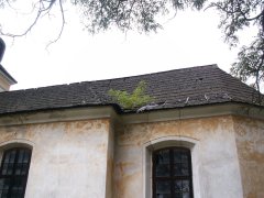 pohled na poškozenou střechu v pravé zadní části lodi