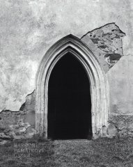 gotický vchod do kostela