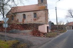 pohled zleva - opravená ohradní zeď
