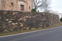pohled zepředu zleva - opravená ohradní zeď