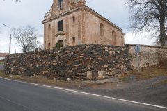 pohled zepředu zprava - opravená ohradní zeď