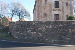 opravená ohradní zeď